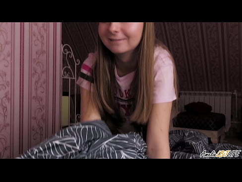 ❤️ Blondie thith thellë BFF-në e saj dhe merr spermë në gojën e saj Seks cilësor tek ne ﹏
